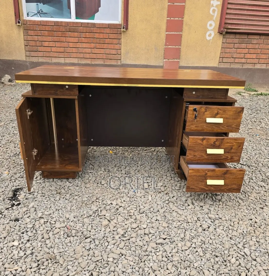 1400mm Executive Office Desk Kenya – Modern Spacious Workstation