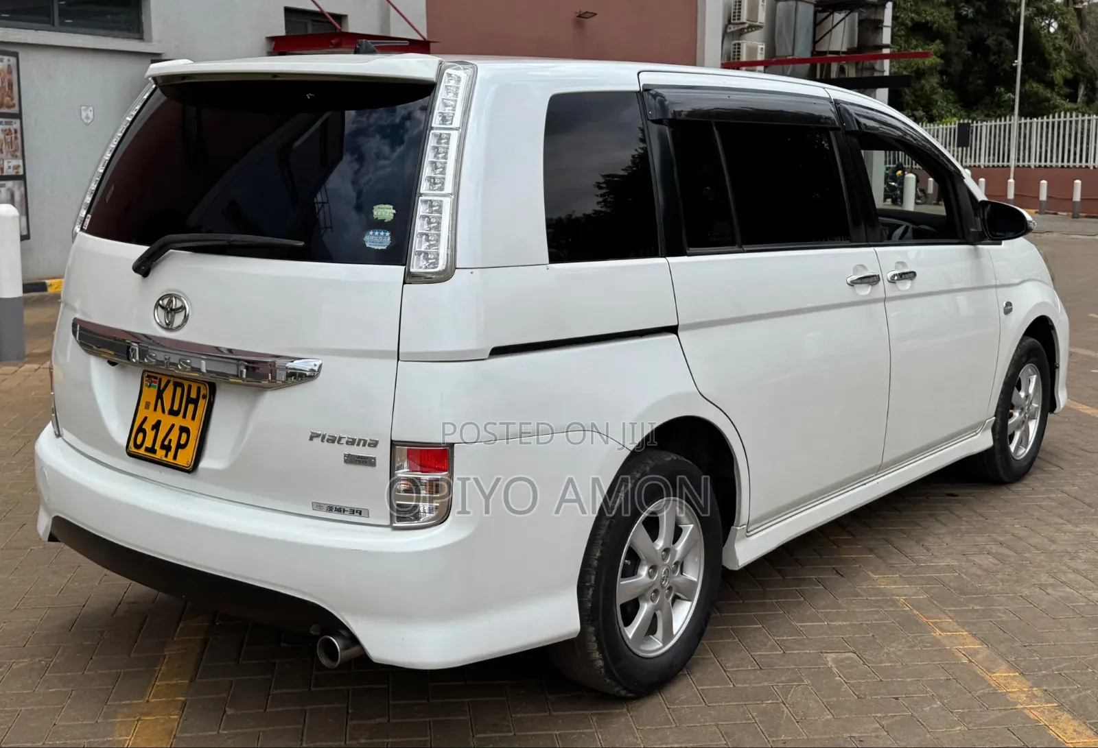 Toyota ISIS 2014 White