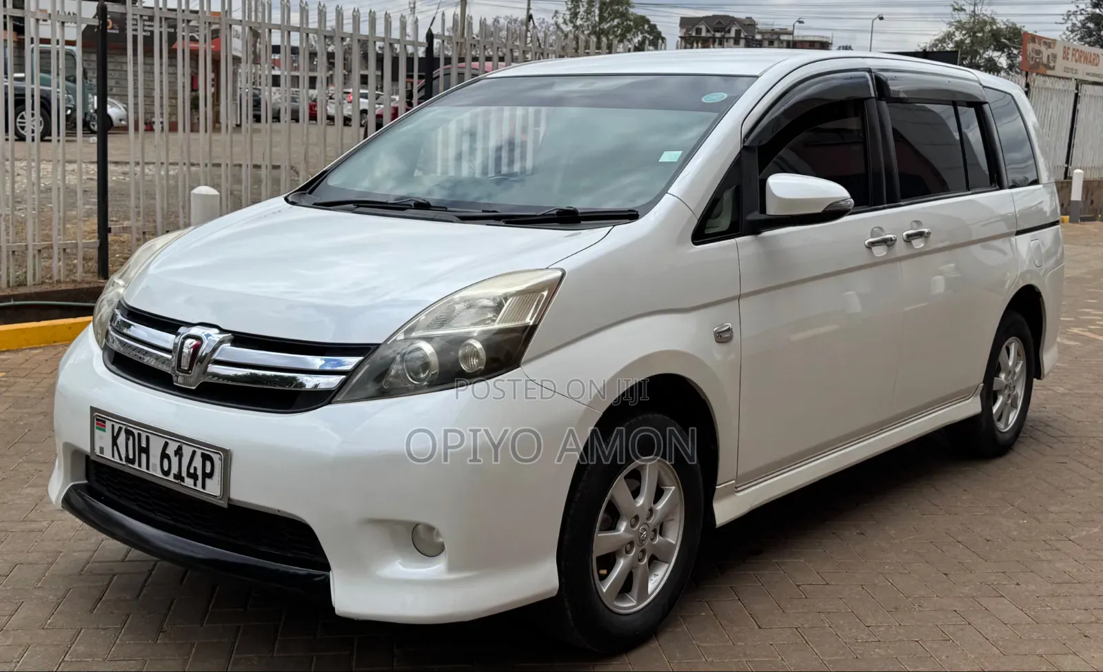 Toyota ISIS 2014 White