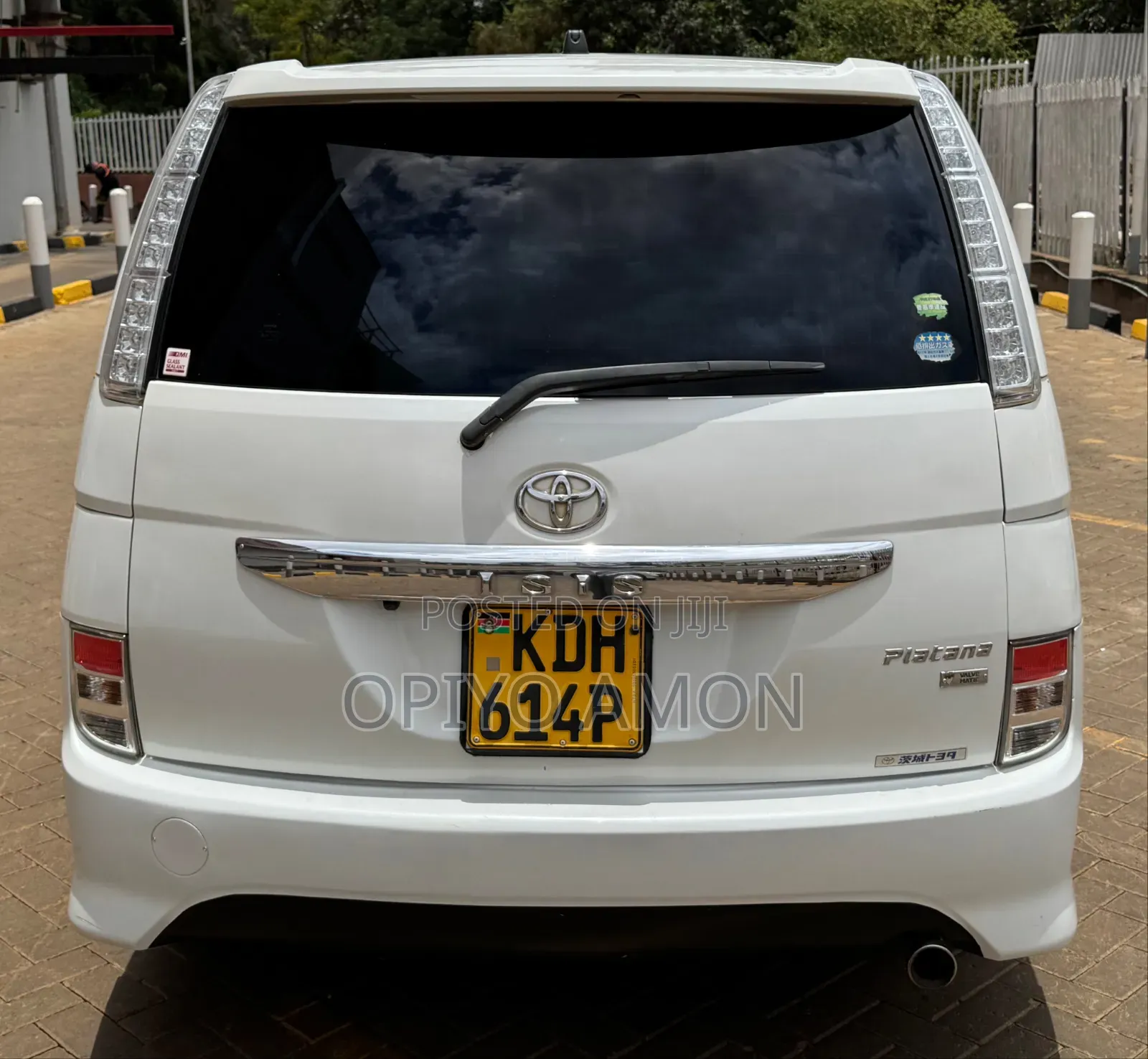Toyota ISIS 2014 White