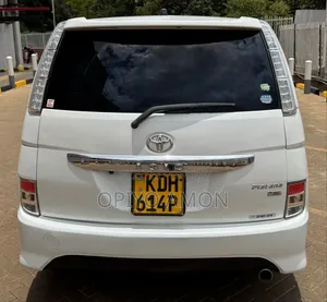 Toyota ISIS 2014 White