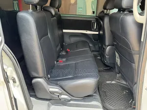Toyota ISIS 2014 White