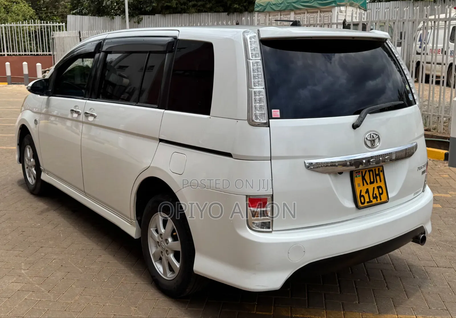 Toyota ISIS 2014 White