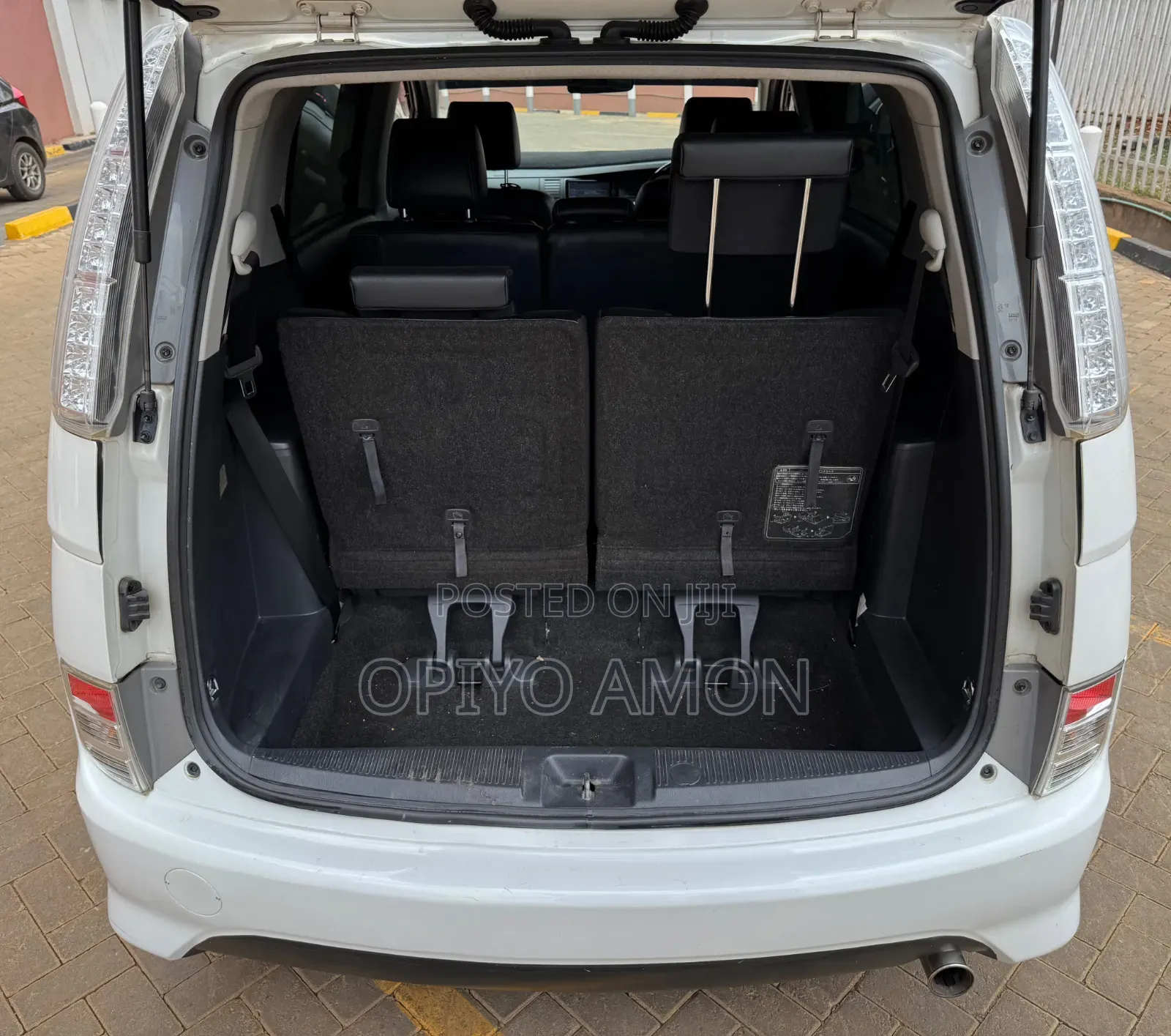 Toyota ISIS 2014 White