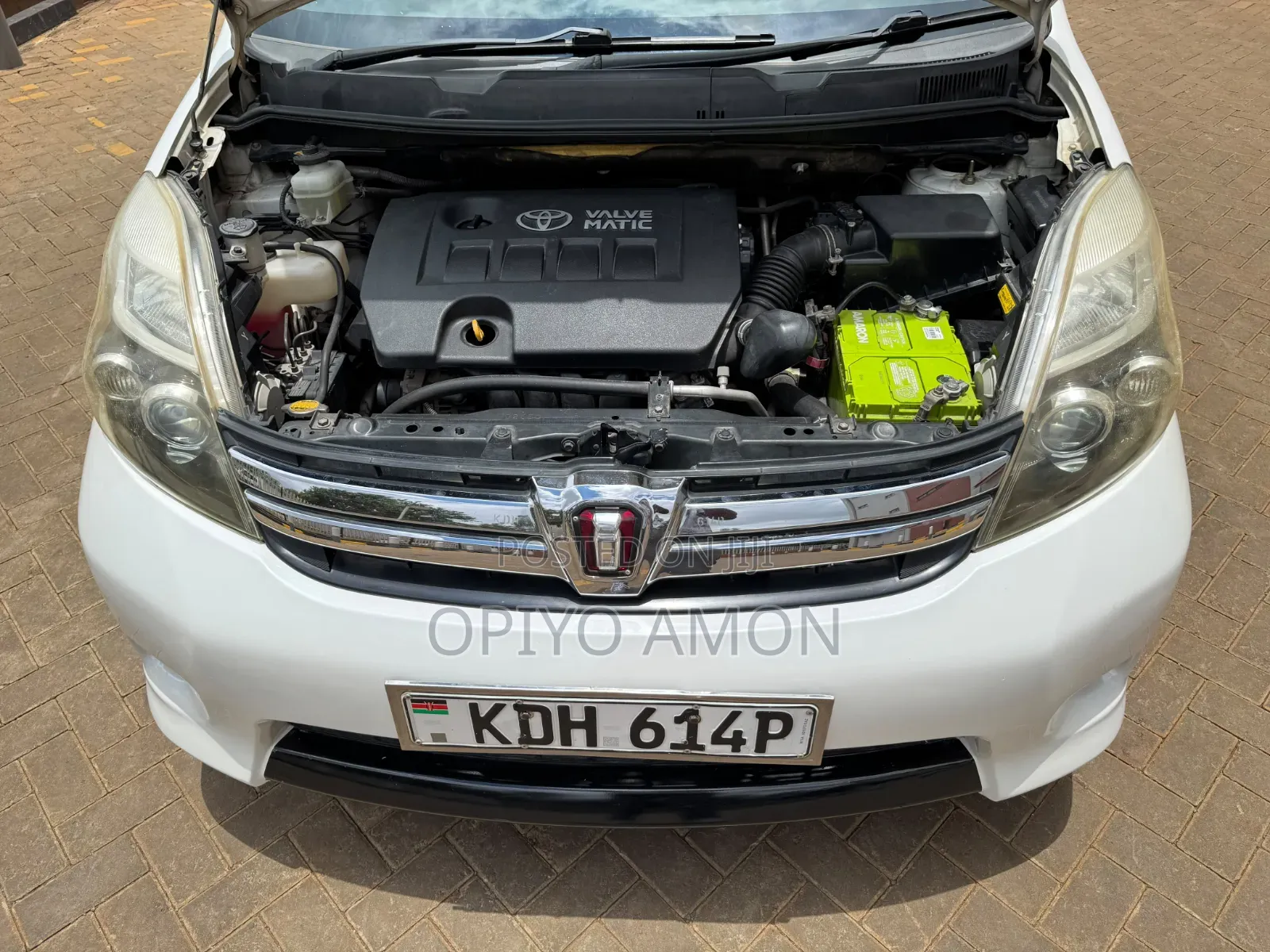 Toyota ISIS 2014 White