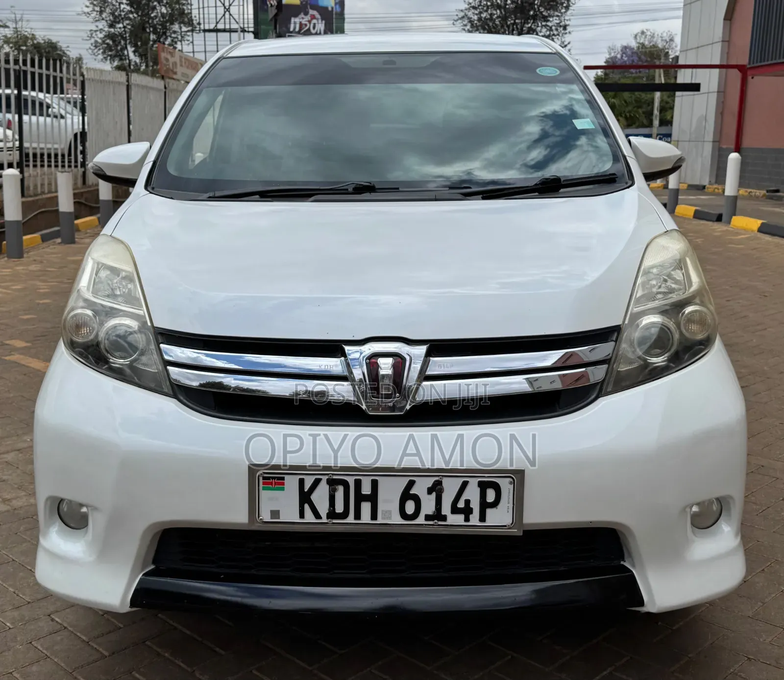 Toyota ISIS 2014 White