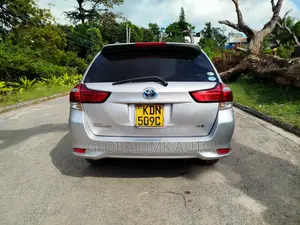 Toyota Corolla Fielder 1.5 Hybrid FWD 2016 Silver
