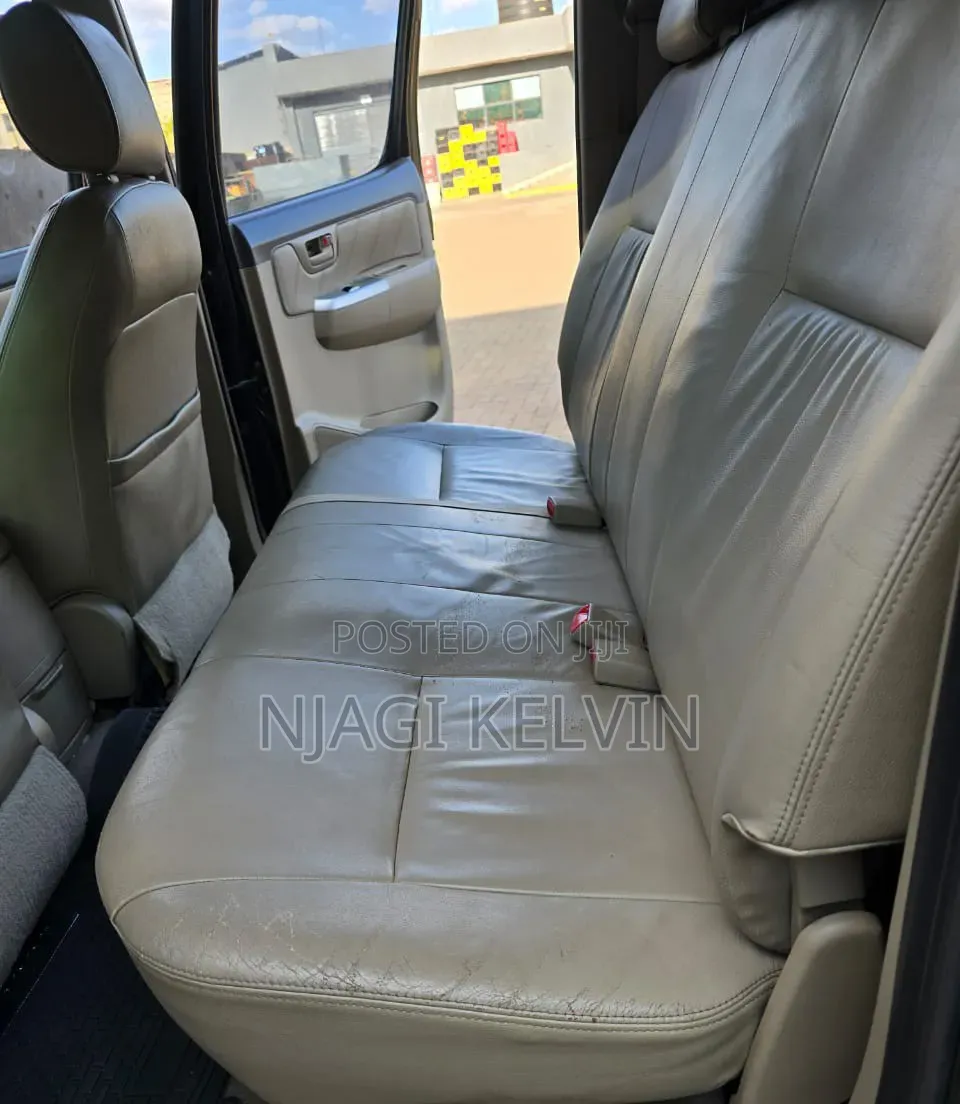 Toyota Hilux 2010 Black