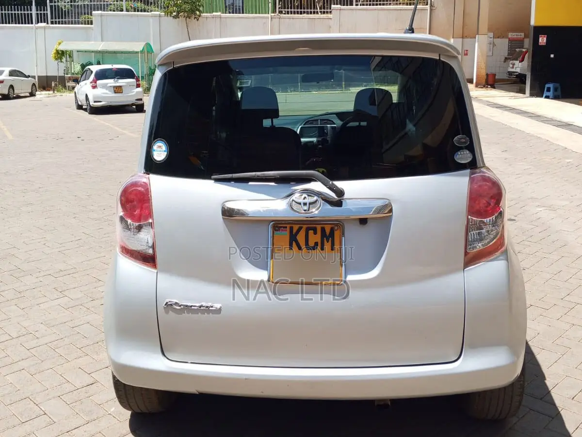 Toyota Ractis 1.5 FWD 2010 Silver