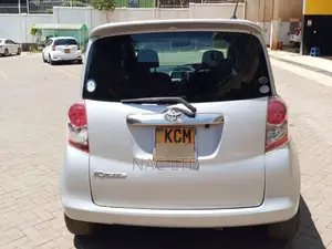 Toyota Ractis 1.5 FWD 2010 Silver