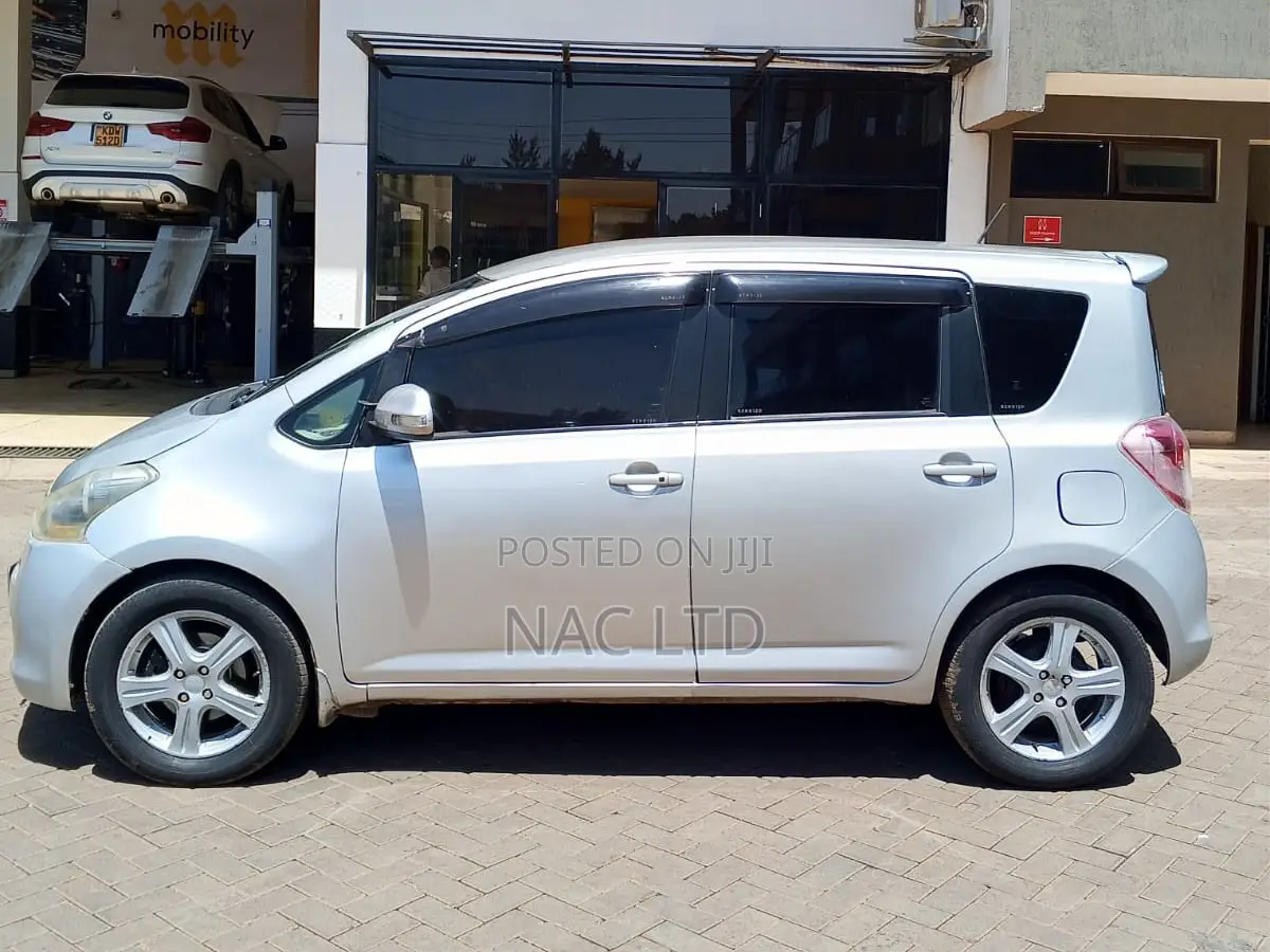 Toyota Ractis 1.5 FWD 2010 Silver