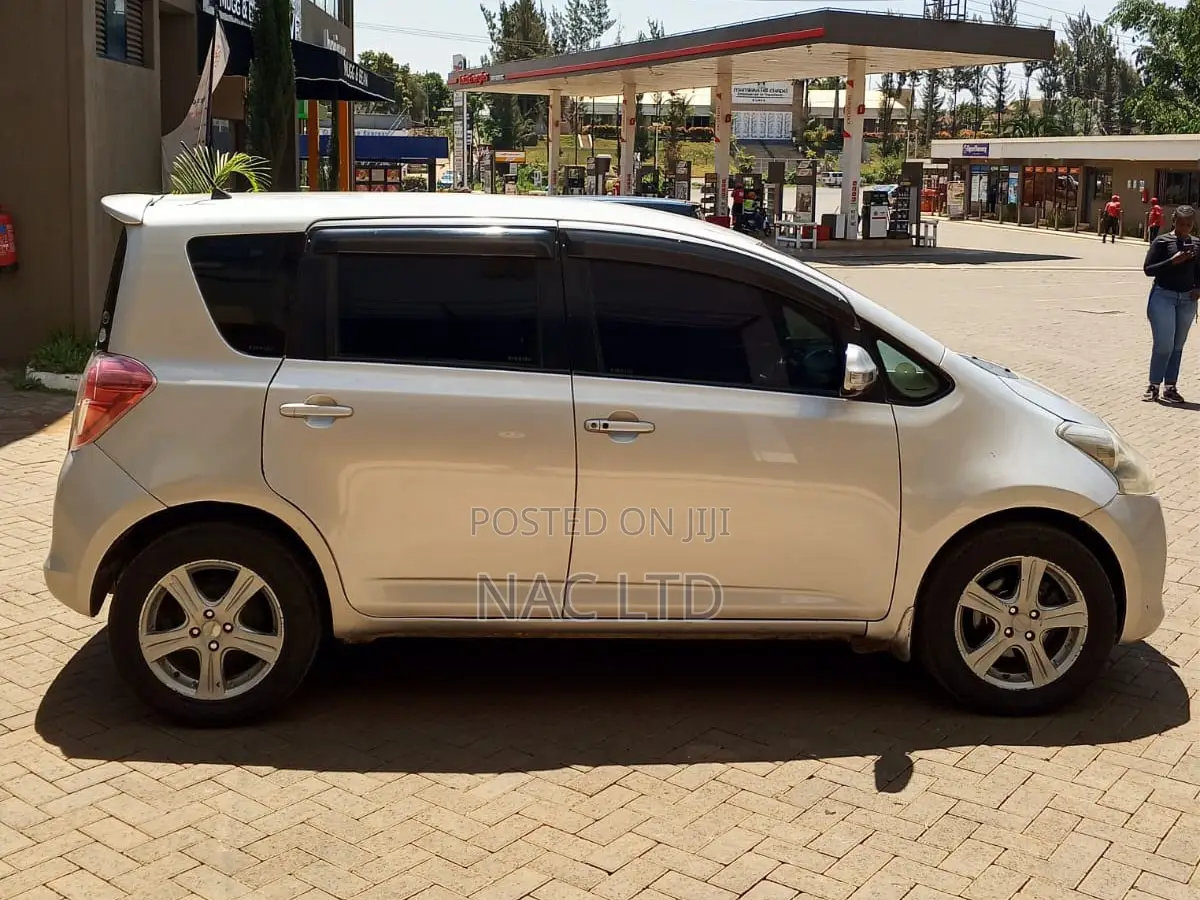 Toyota Ractis 1.5 FWD 2010 Silver