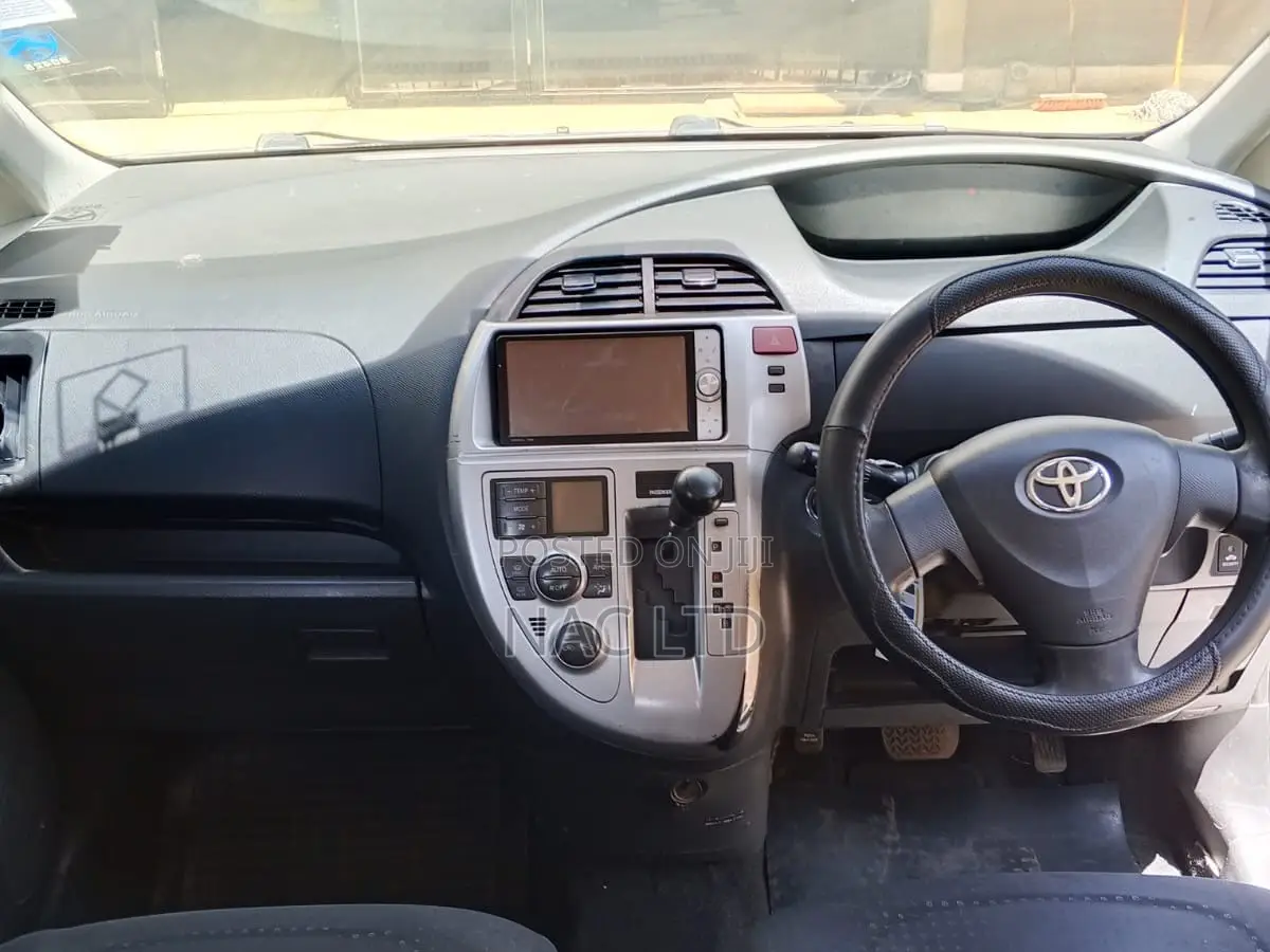 Toyota Ractis 1.5 FWD 2010 Silver