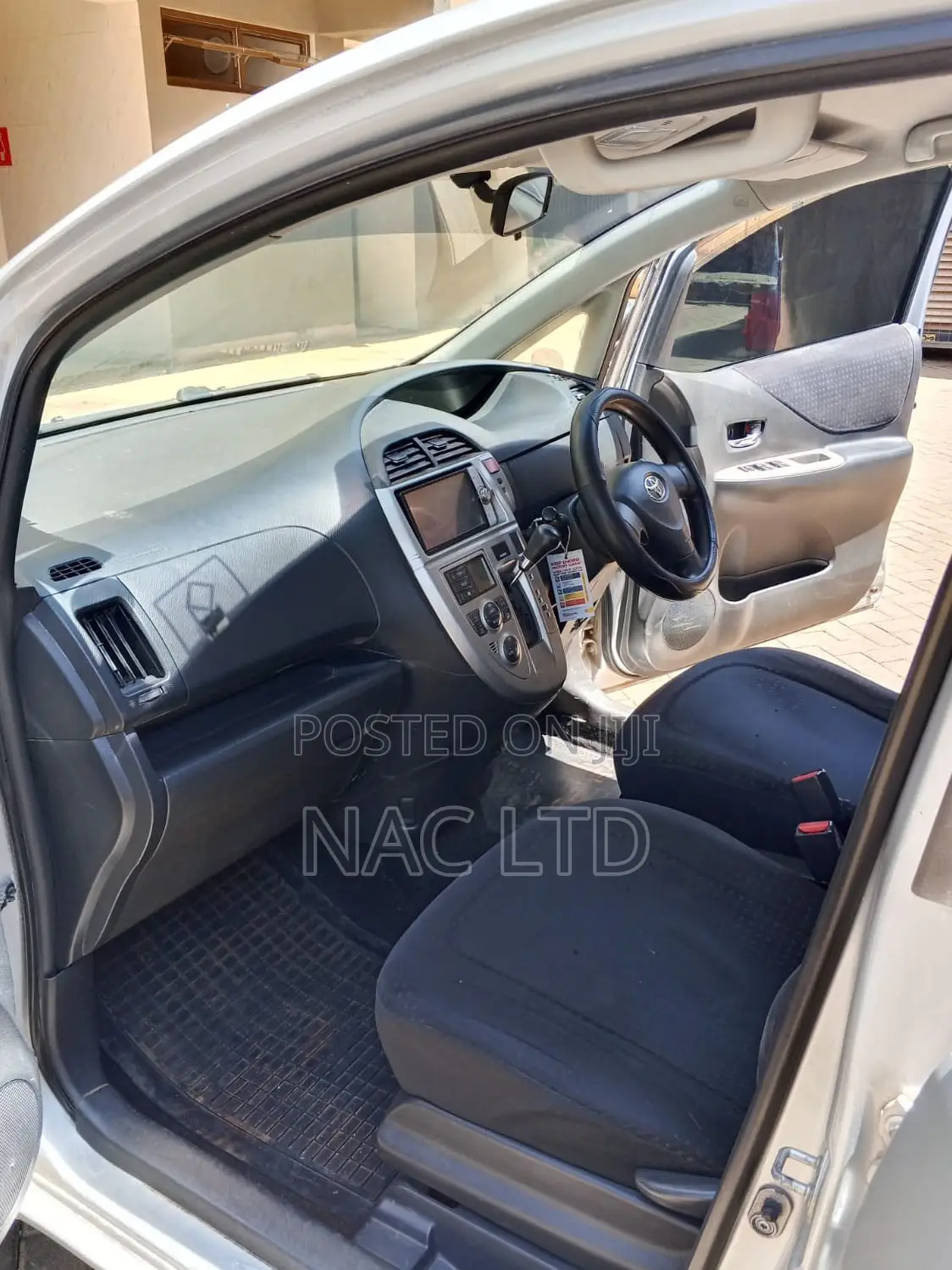 Toyota Ractis 1.5 FWD 2010 Silver