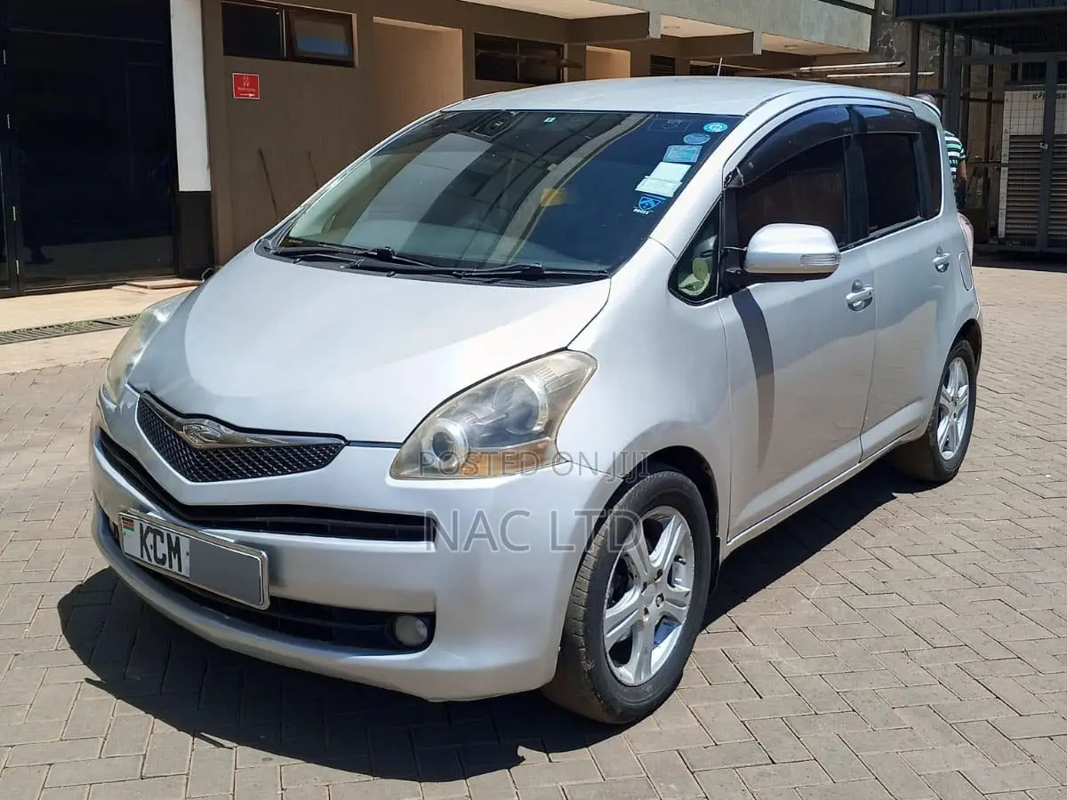 Toyota Ractis 1.5 FWD 2010 Silver