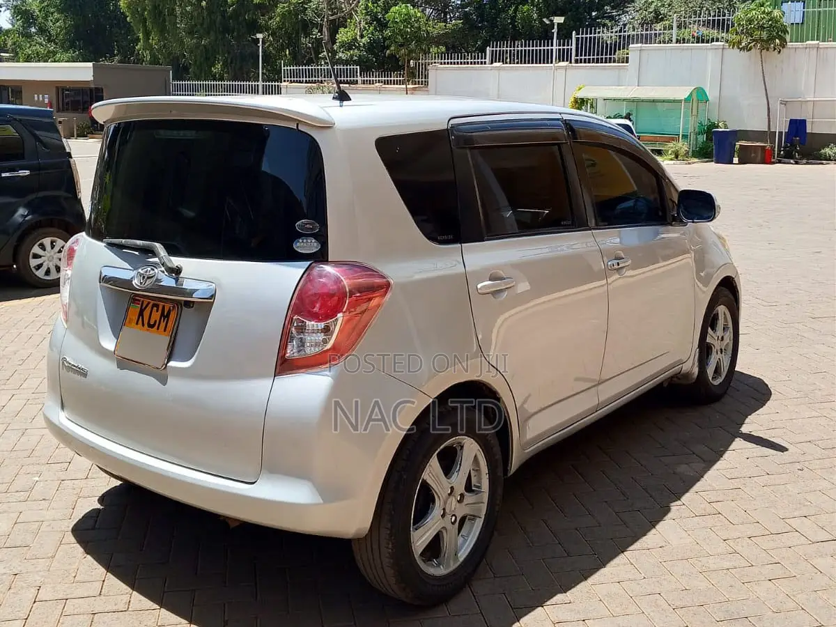 Toyota Ractis 1.5 FWD 2010 Silver