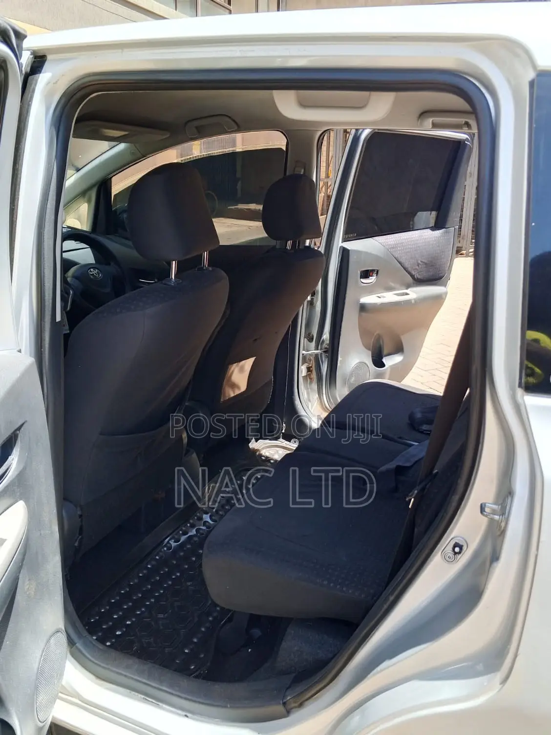Toyota Ractis 1.5 FWD 2010 Silver