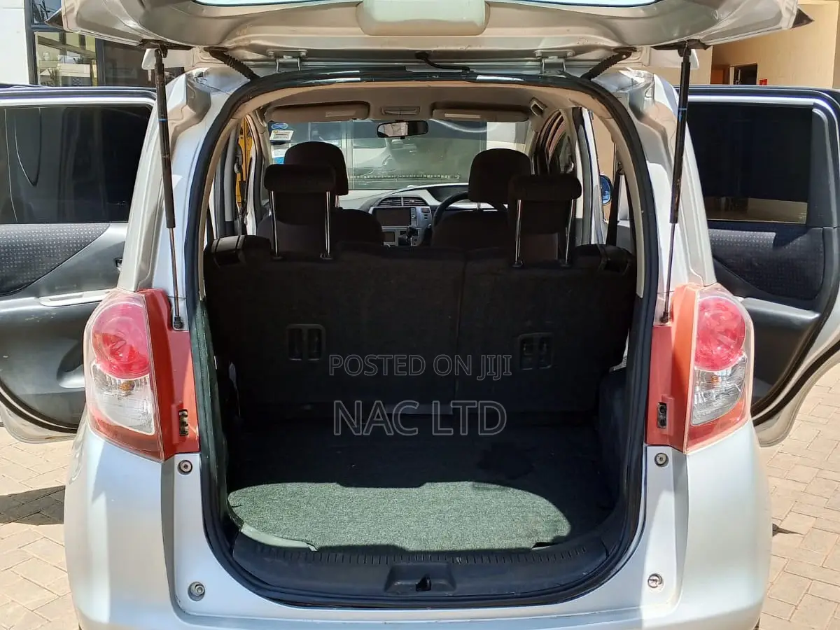 Toyota Ractis 1.5 FWD 2010 Silver