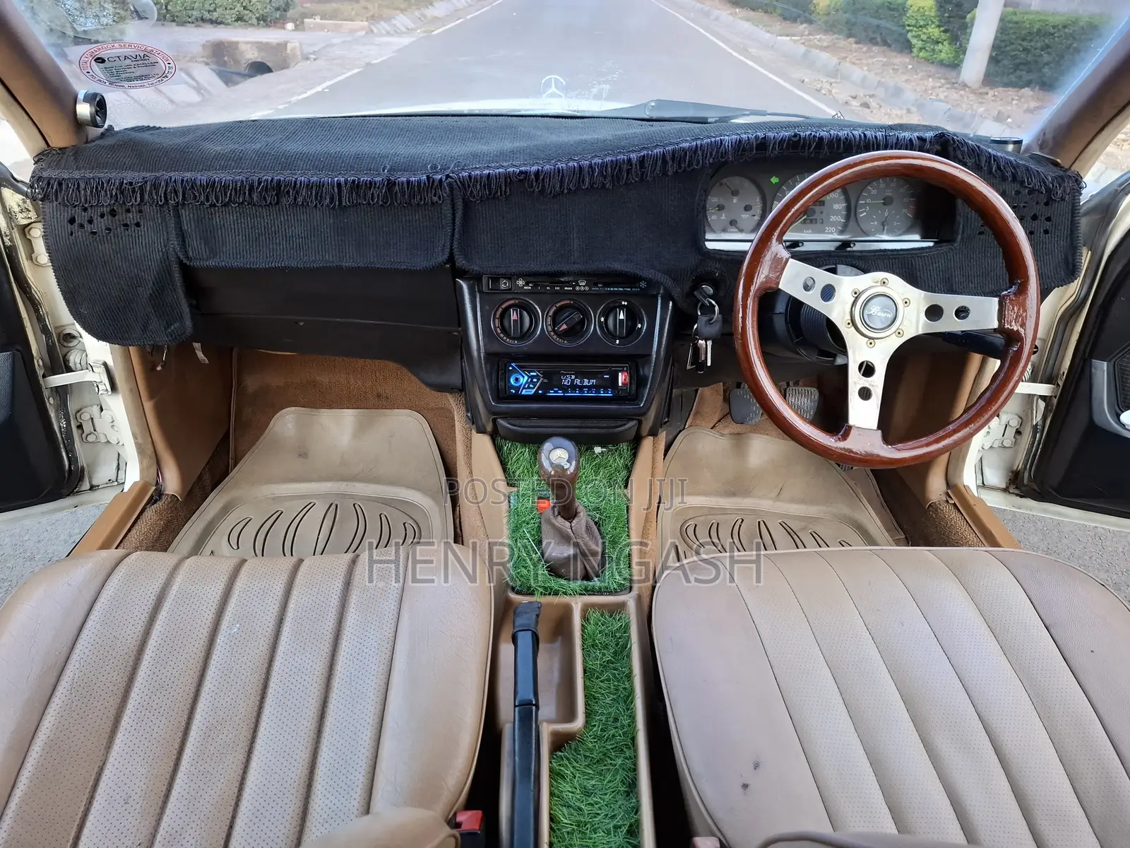 Mercedes-Benz W124 1985 Beige