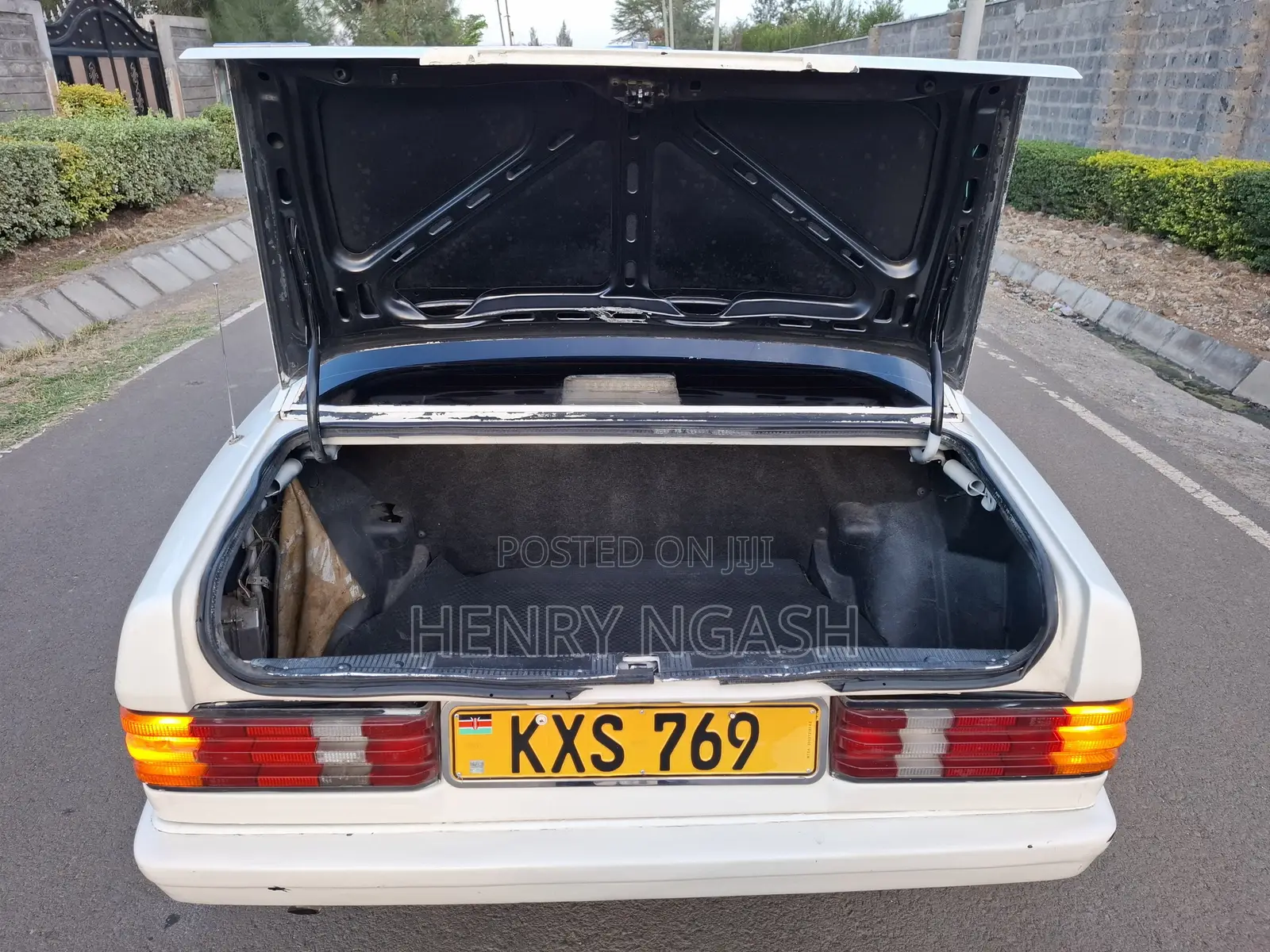 Mercedes-Benz W124 1985 Beige