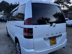 Toyota Noah 2.0 FWD (8 Seater) 2006 White