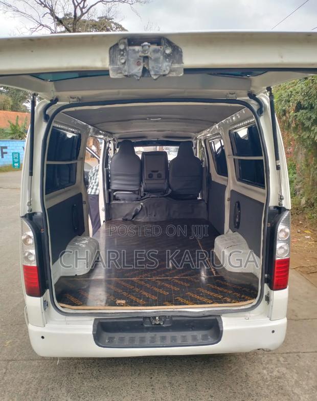 Toyota HiAce 2012 White - thumbnail 4