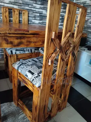 4 Seater Dining Table for sale.modern ,Stable Frame ,Clean and in Perf