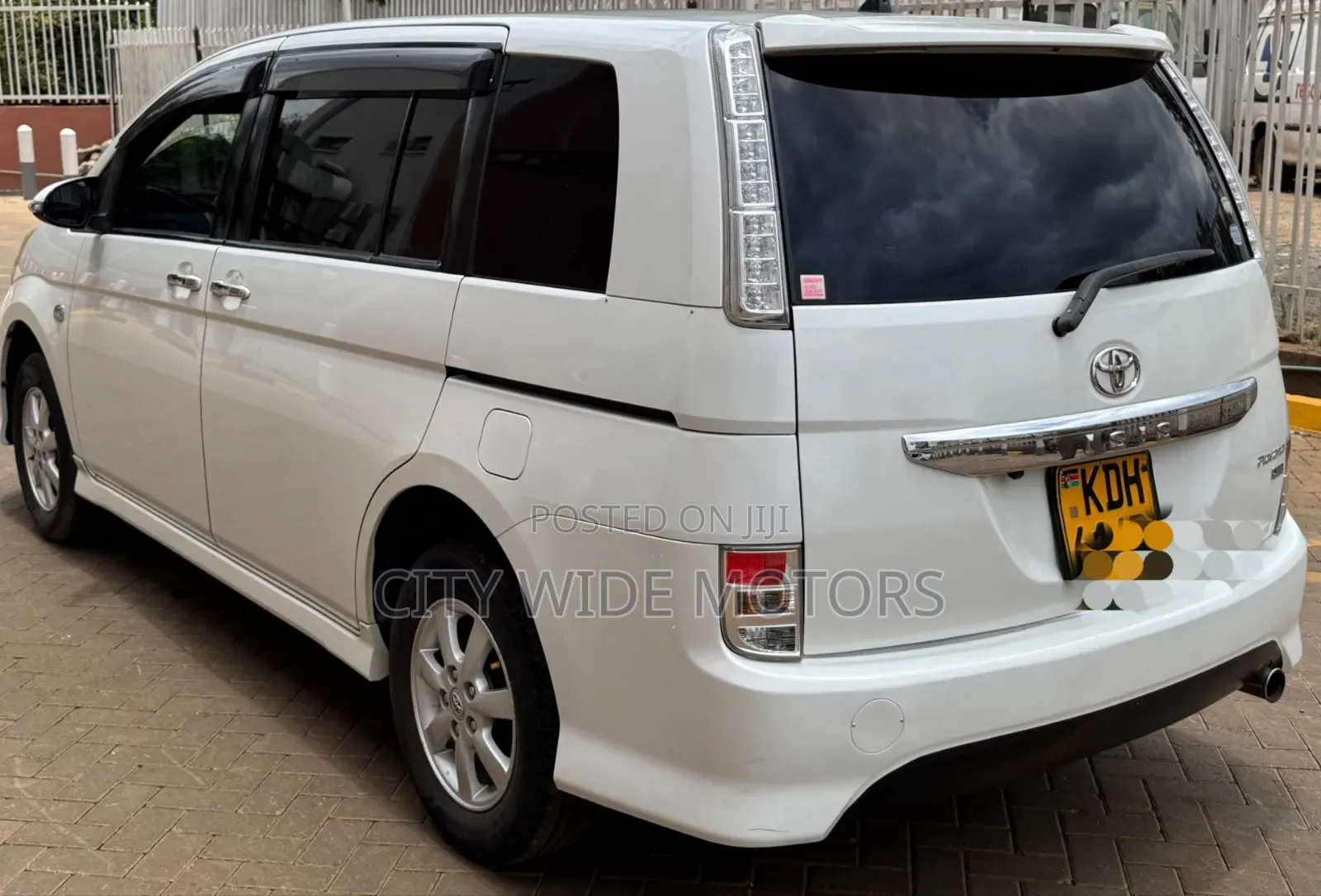 Toyota ISIS 1.8 L G-edition 2WD 2015 White