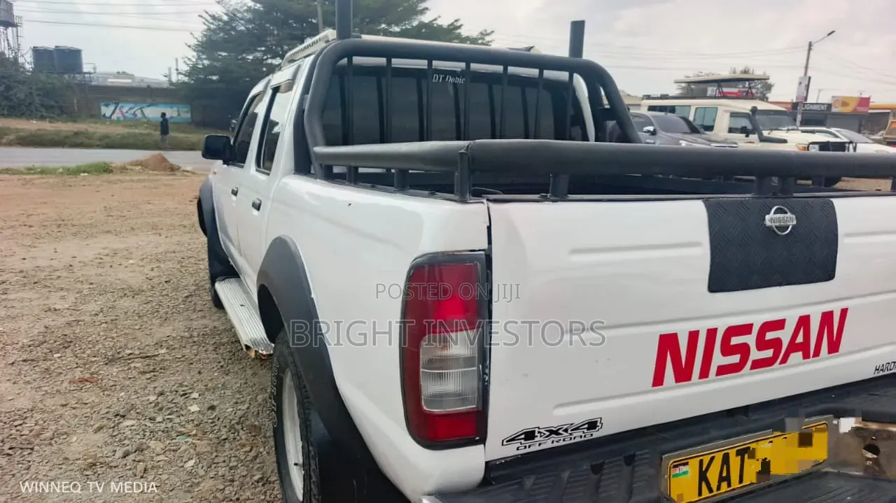 Nissan Hardbody 2005 White