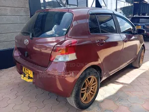 Toyota Vitz 1.0 FWD 5dr 2010 Burgundy