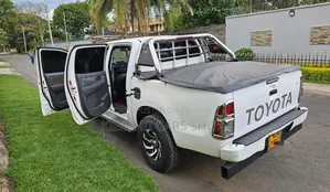 Toyota Hilux 2012 White