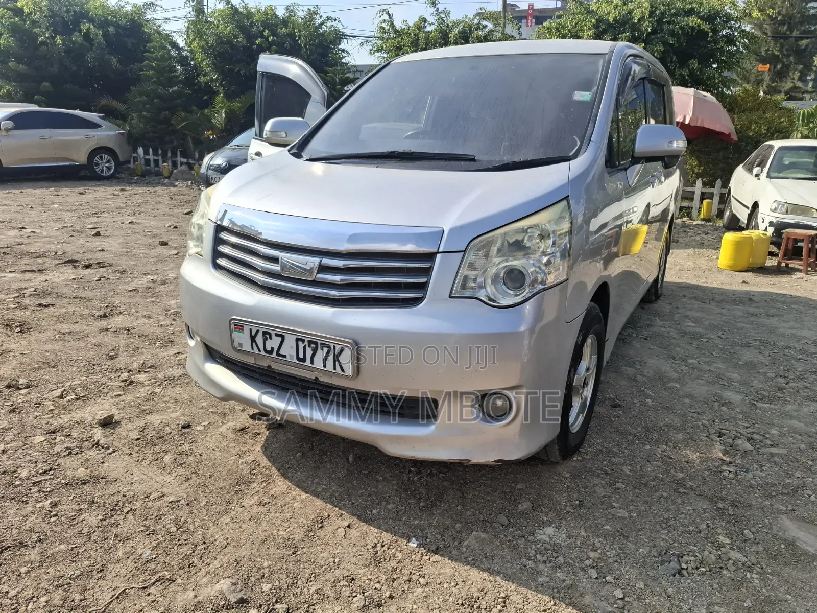 Toyota Noah 2.0 158hp FWD (8 Seater) 2012 Silver