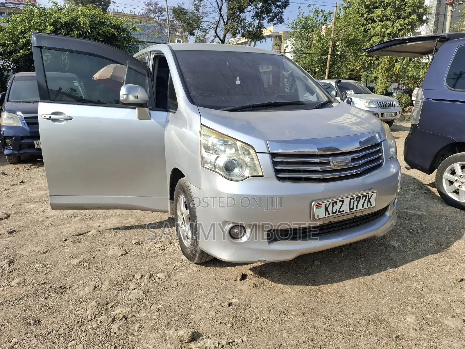 Toyota Noah 2.0 158hp FWD (8 Seater) 2012 Silver