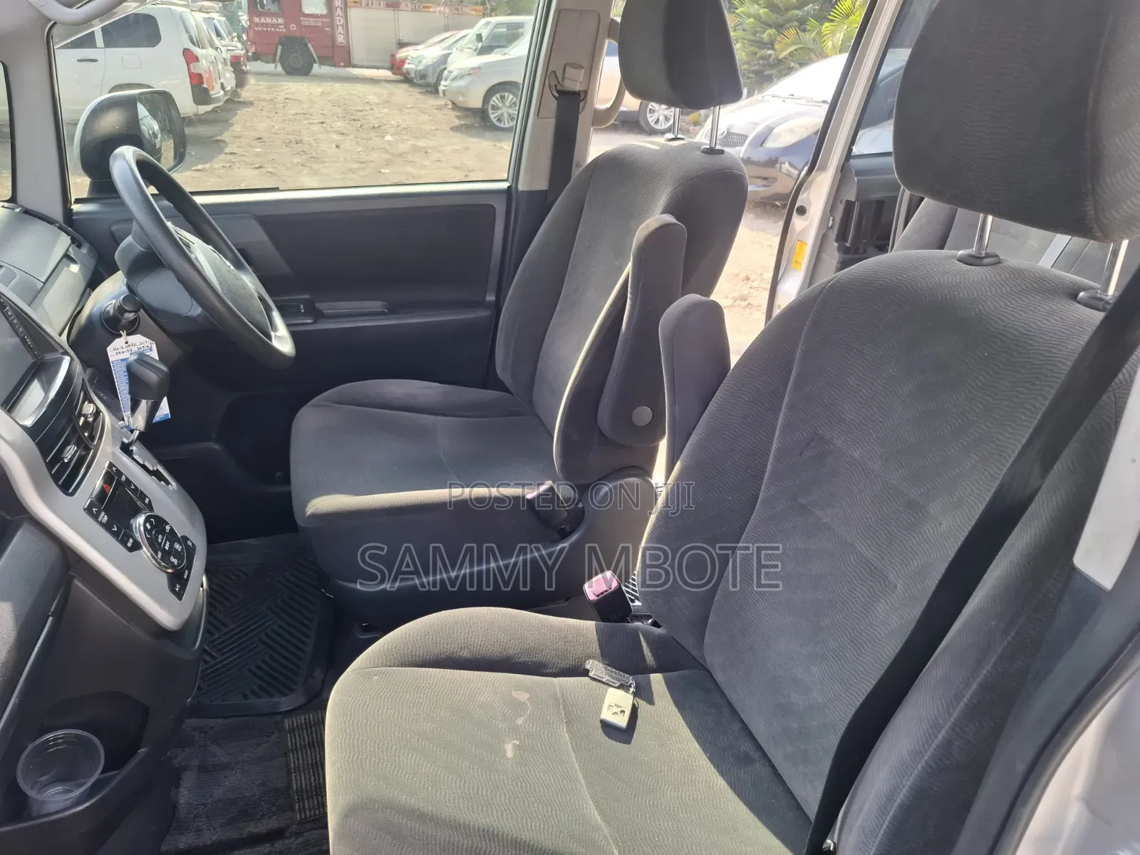 Toyota Noah 2.0 158hp FWD (8 Seater) 2012 Silver