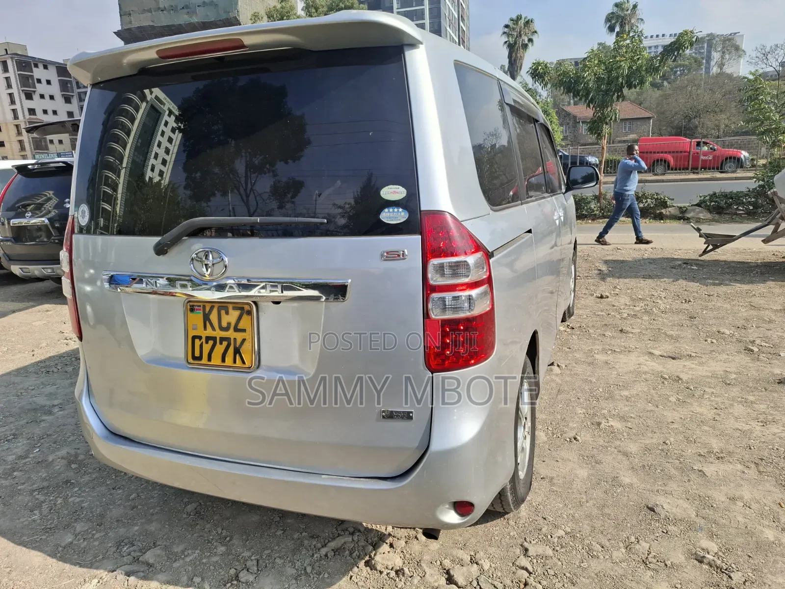 Toyota Noah 2.0 158hp FWD (8 Seater) 2012 Silver