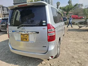 Toyota Noah 2.0 158hp FWD (8 Seater) 2012 Silver