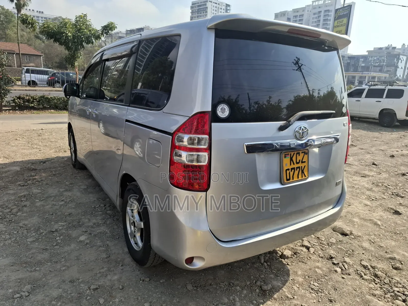 Toyota Noah 2.0 158hp FWD (8 Seater) 2012 Silver