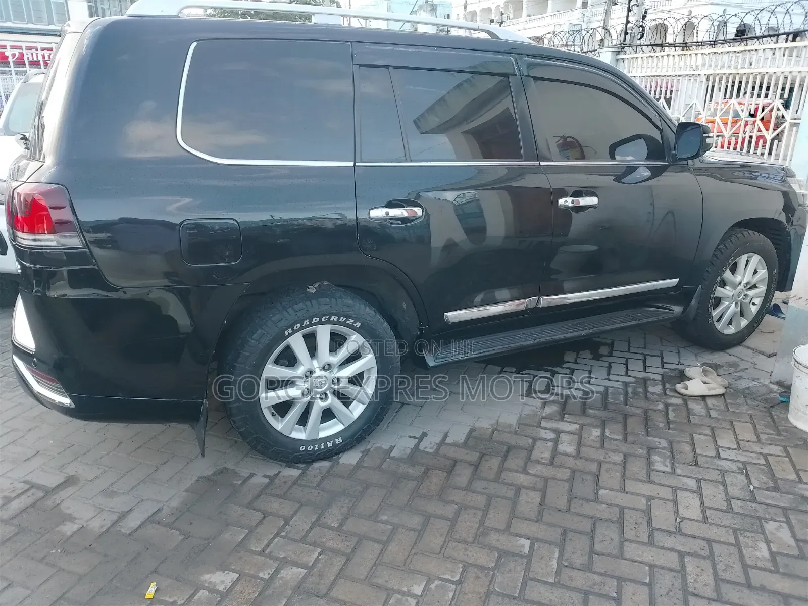 Toyota Land Cruiser 4.6 V8 AX 2010 Black