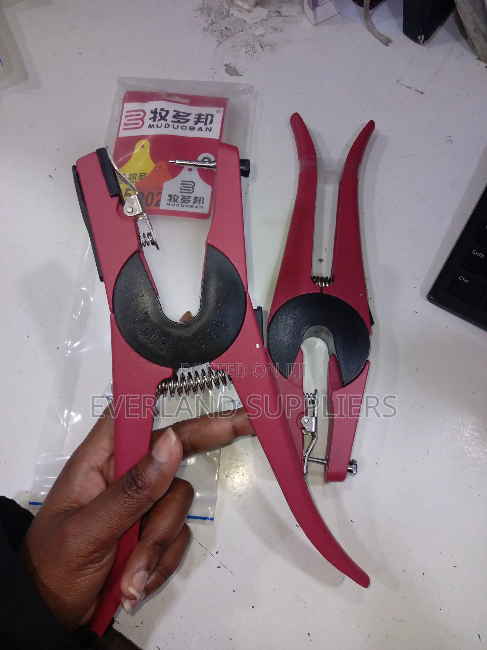 Universal Ear Tag Applicator