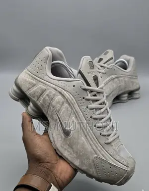 The Nike Shox R4 40-45