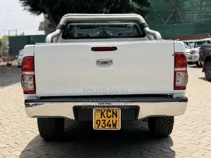 Toyota Hilux 2013 White