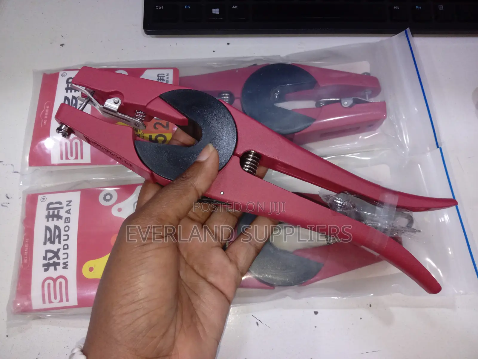 Quick-Tag Farm Applicator Tool