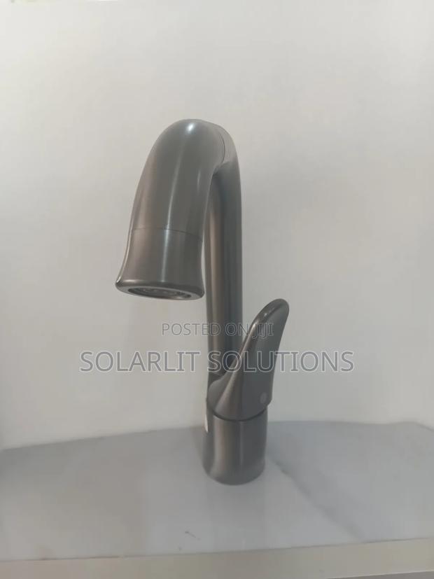 Modern Single-Handle Pull-Down Kitchen Faucet - thumbnail 2