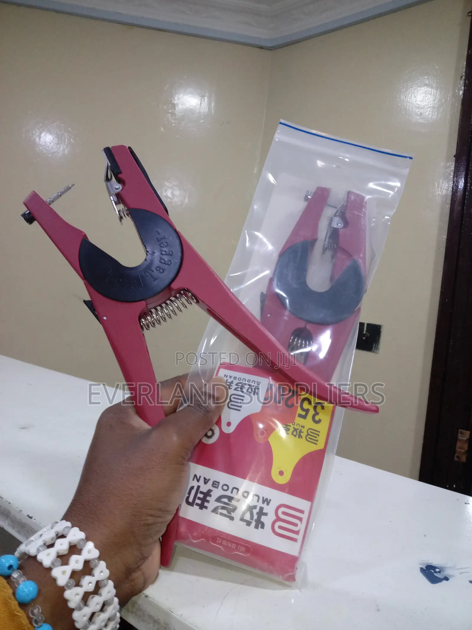 Compact Ear Tag Applicator Tool