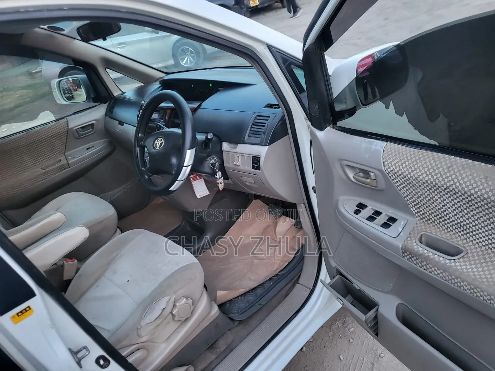 Toyota Voxy 2005 White