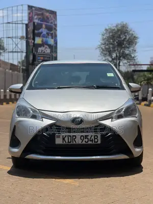Toyota Vitz 2017 Silver