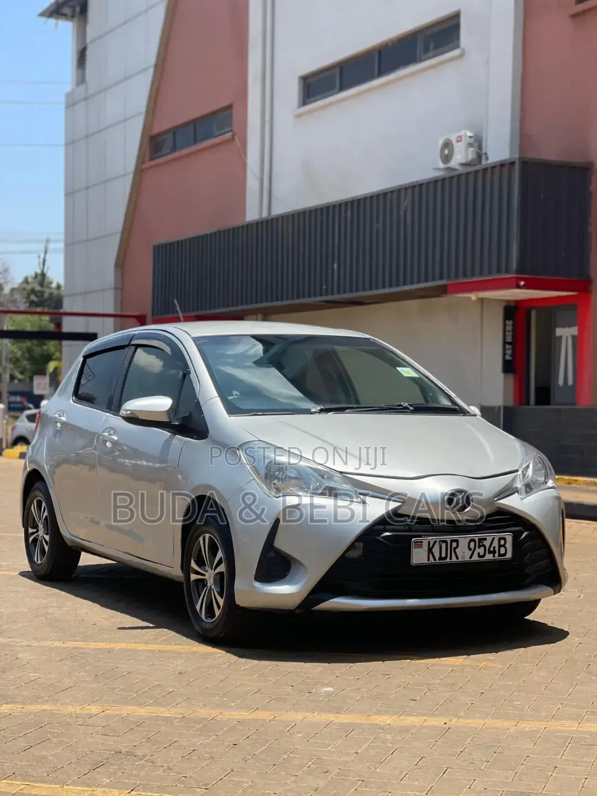 Toyota Vitz 2017 Silver