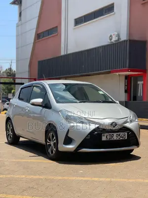 Toyota Vitz 2017 Silver