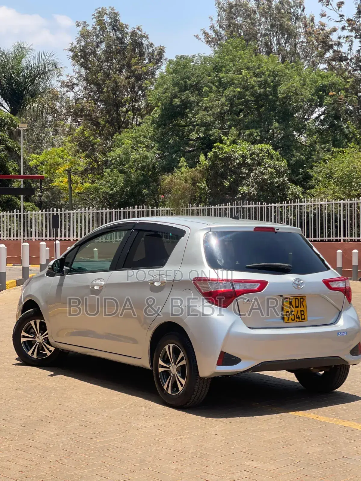 Toyota Vitz 2017 Silver