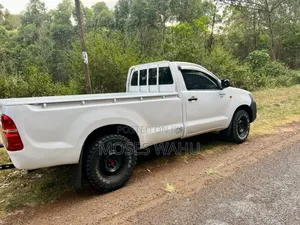 Toyota Hilux WORKMATE 2014 White